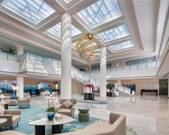 Yuehua Hotel Xiamen Seaside Hotel corridor leads to the stone exhibition hall - Xiamen - Lobby