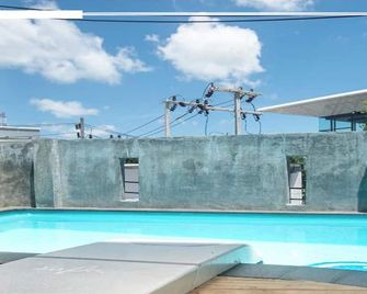 Beehive Phuket Old Town Hostel - Phuket City - Pool