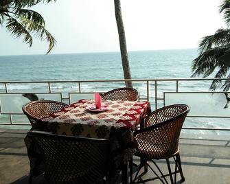 Black Beach Resort - Varkala - Balkong