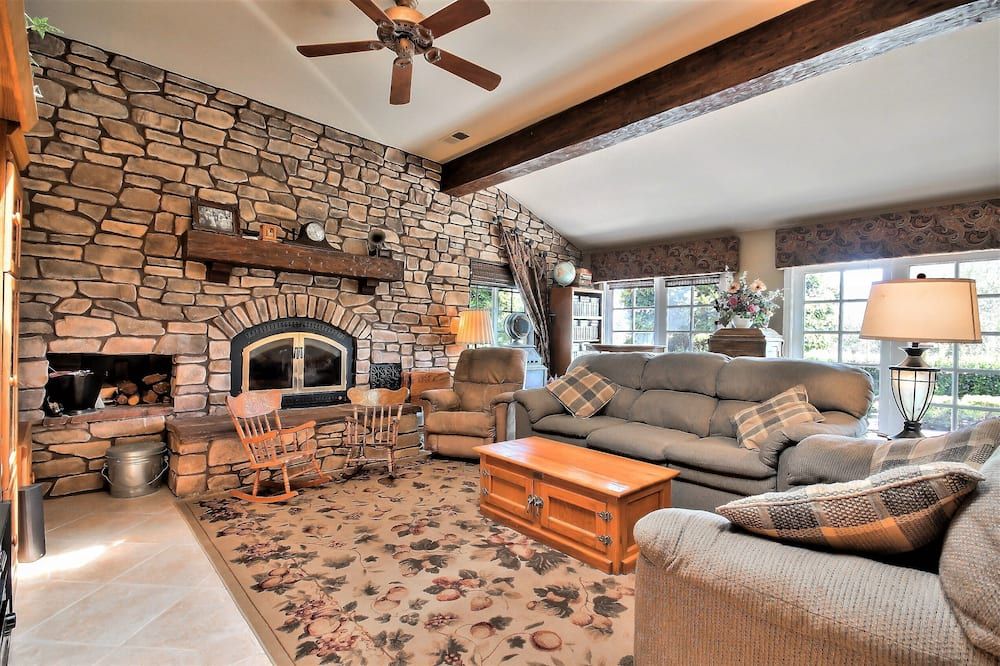Fallbrook Tuscan Villa Oasis! - Fallbrook - Living room