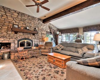 Fallbrook Tuscan Villa Oasis! - Fallbrook - Living room
