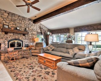 Fallbrook Tuscan Villa Oasis! - Fallbrook - Living room