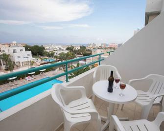DebbieXenia Hotel Apartments - Πρωταράς