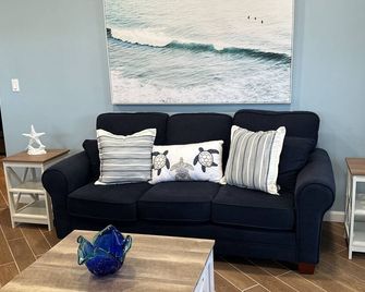 Immaculate First Floor Beach Side Escape - Seaside Park - Huiskamer