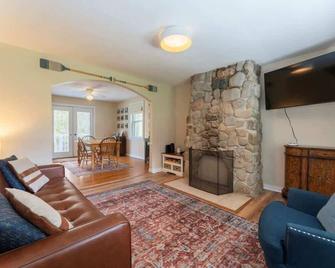 Peaceful Pines-Charming 3 bed near ocean! - Hancock - Living room