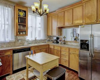 A charming cottage nestled in the historic Fostoria Neighborhood. - Vicksburg - Kitchen