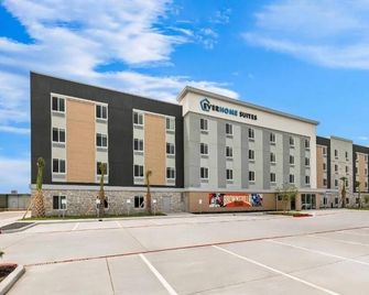 Suite w/ King Bed | Kitchenette | Gym Access | Free Parking - Brownsville - Edificio