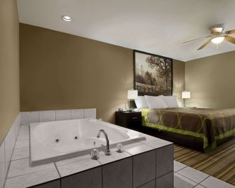 Super 8 by Wyndham Tupelo Airport - טופלו - חדר שינה