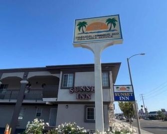 Sunset Inn & Suites - Gardena - Building