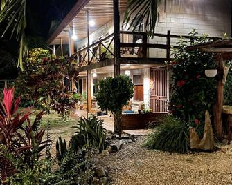 Rustic jungle lodge in a tranquil garden setting - Room 5 Family room - Marbella - Vista del exterior