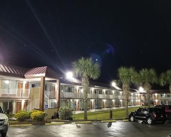 Days Inn & Suites by Wyndham Charleston Airport West - North Charleston - Building