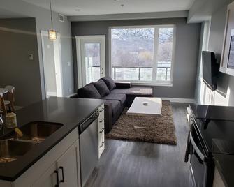 One-bedroom apartment in a popular neighborhood - Kamloops - Living room