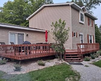 Premier Vacation Rental close to everything, pet friendly, WIFI, tasteful decor - Sister Bay - Building
