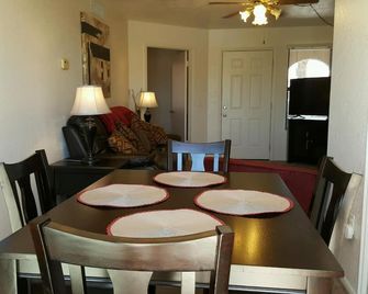 Charming 2 Bedroom/2 Bath Condo By Golf Course - Casa Grande - Essbereich