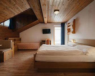 Hotel La Montanara Predazzo - Predazzo - Bedroom