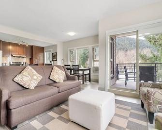 Harmony Haven 2br Lakefront Lux Penthous - Harrison Hot Springs - Living room
