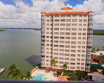 Lovers Key Beach Club by Check In Vacation Rentals - Estero - Gebäude