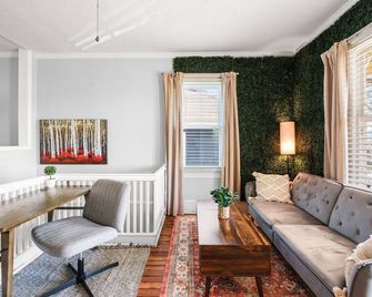 Beale Hill Modern Macon Charm - Macon - Living room