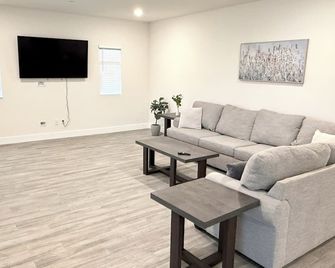 Charming, new 4-bedroom house in Roseville with WiFi and AC - Roseville - Living room