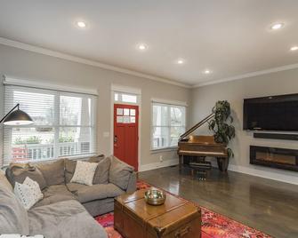 Nashvilles Ultimate Getaway! Hot Tub! 3 MI Broadway!! - Nashville - Pokój dzienny