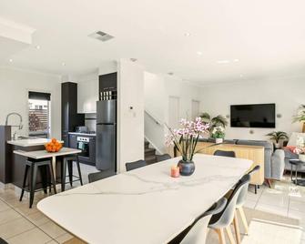 3 Br Townhouse Near Airport-City-Beach - Thebarton - Comedor