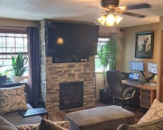 Charming 1-bedroom apartment with WiFi, AC in delightful Monaca - Monaca - Living room