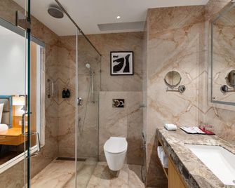 Ramada by Wyndham Katra Station Road - Katra - Bathroom