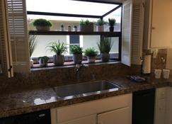 Spacious Two Bedroom Vacation Rental - Burlingame - Küche