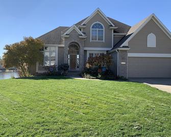 Cozy Lake Home in Hawaiian Village - Papillion - Building