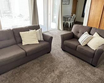 Mid-Town Roomy Apt-Easy Access-Speedy Wifi-Business, School or Vacay! - Idaho Falls - Living room