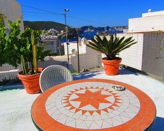 House with garden and terraces ' The Vine' - Ponza - Balkon