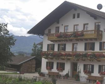 Vacation apartment 2 for 2-6 persons (75 sqm, attic) - Bernau am Chiemsee - Gebäude