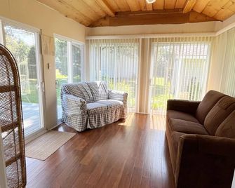 Norman Heights Cottage - Beach Access - Bluewater - Sala de estar