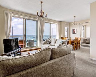 Pass the Keys Stunning Sea Front Views - Westcliff-on-Sea - Living room