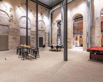 Spacious 1BR Near Fiserv with Rooftop, Gym, and Parking - Milwaukee - Patio