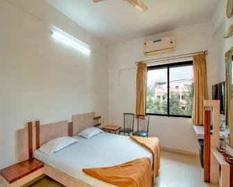 Hotel Rajmahal - Nashik - Soverom