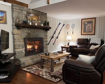 Mariah Skiways Chalet Condo on Carolina Caribbean Slope w/Magic Carpet ski lift! - Beech Mountain - Salon