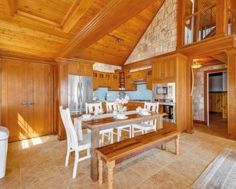 Waterfront Romulus Getaway w/ Private Dock! - Romulus - Comedor