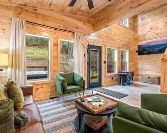 Black Bears and Rockin Chairs, A + Cabin with Hot tub, Arcade, Mins to Parkway, - Pittman Center - Living room