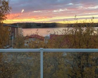 Aurora views from 2 br apartment by lake - Yellowknife - Balcony