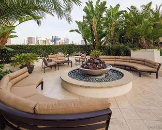 Luxurious and Spacious 2-Bedroom Condo Unit Downtown San Diego in the Heart of the Gaslamp Quarter - 30-Day Min - San Diego - Patio