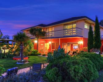 Alice Beside The Sea - 2 Bedroom Apartment - Devonport - Building