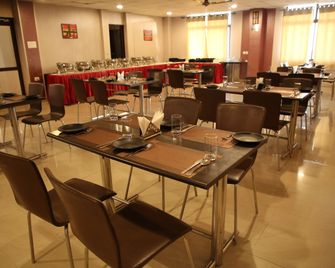 Dewdrop Classic Fall resort - מוסורי - מסעדה