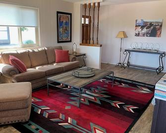 Escape to Tranquility with Stunning Mountain Views - Wickenburg - Living room