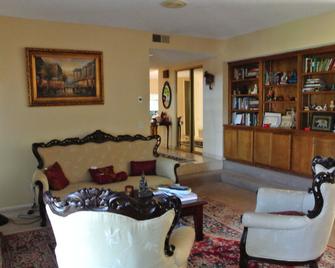 Bed And Breakfast In Hollywood Hills - Los Angeles