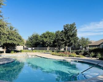 Cozy Bed and breakfast (fried rice) near Lakeline with pool and tub - Austin - Pool