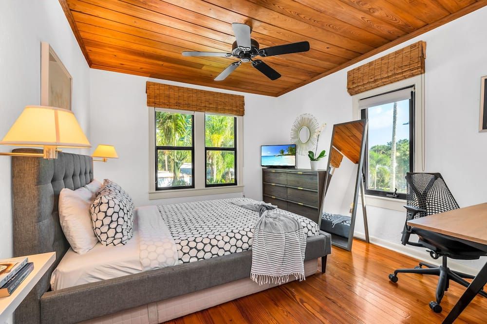 Stylish Historic Spanish Retreat Close to Beach! - ווסט פאלם ביץ' - חדר שינה