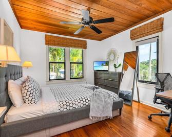 Stylish Historic Spanish Retreat Close to Beach! - ווסט פאלם ביץ' - חדר שינה