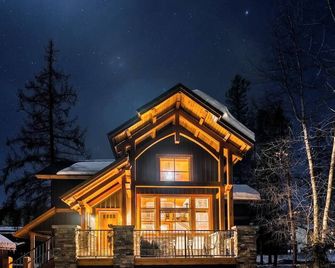 Discover mountain serenity at its finest in our stunning home, complete with a soothing hot tub. - Kimberley - Gebäude