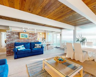 Bay-front rental with views - across street from beach - Oak Harbor - Huiskamer